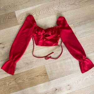 Tiger Mist Ocha Long Sleeve Crop Top in Red